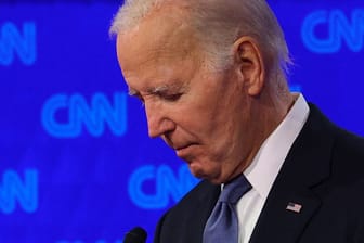 Joe Biden muss eine schwere Niederlage verkraften: Sein Auftritt im TV-Duell gegen Donald Trump löst Panik bei den Demokraten aus.