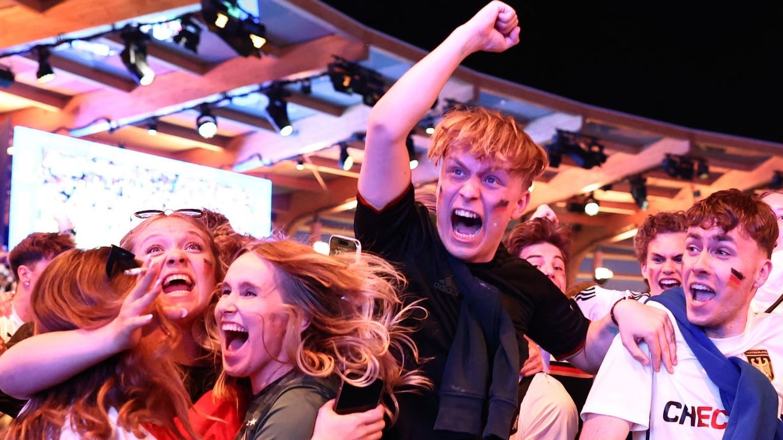 Jubel in der Berliner Fanzone beim Tor von Niclas Füllkrug.