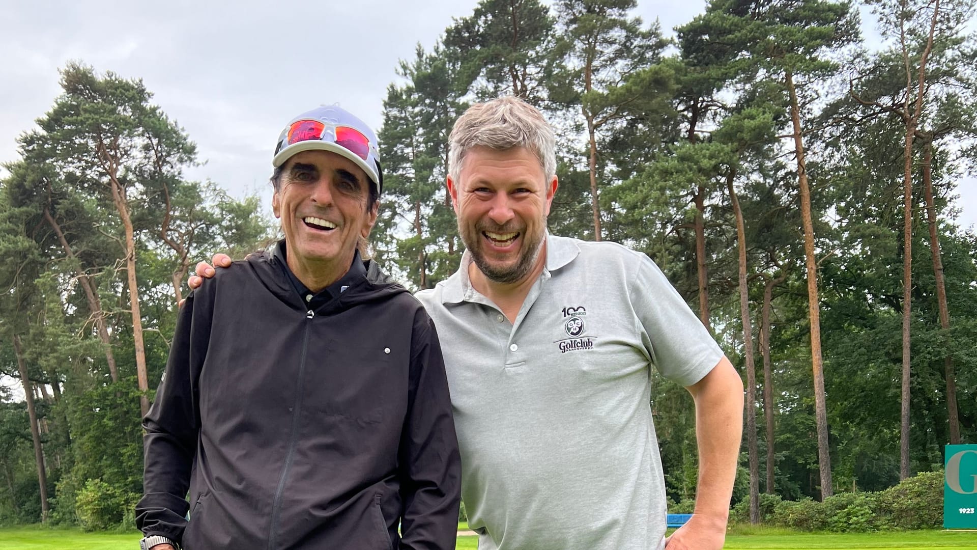 Alice Cooper mit Head-Greenkeeper Sebastian Böhm: Der Rockstar zeigte sich begeistert von den Platzverhältnissen.