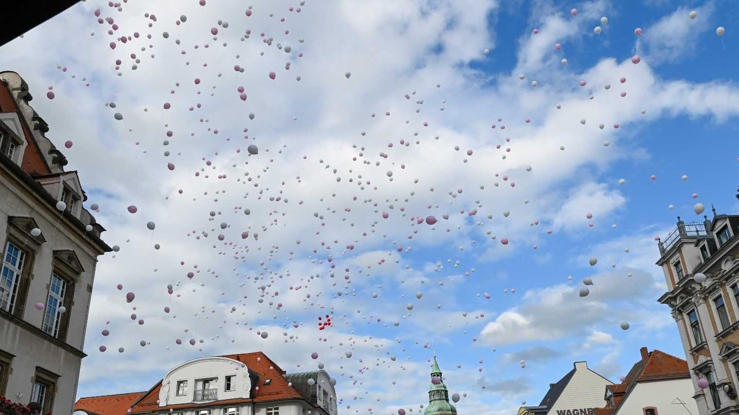 Ballons steigen in Döbeln auf: Aktion bei der Trauerfeier für Valeriia.