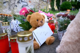 Ein Brief mit der Aufschrift "In Liebe für Valeriia", Teddybären, Blumen und Kerzen sind in der Nähe der Wohnung des getöteten Mädchens auf dem Fußweg abgelegt.