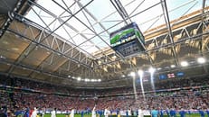 England-Fan wacht nachts in Schalker Arena auf