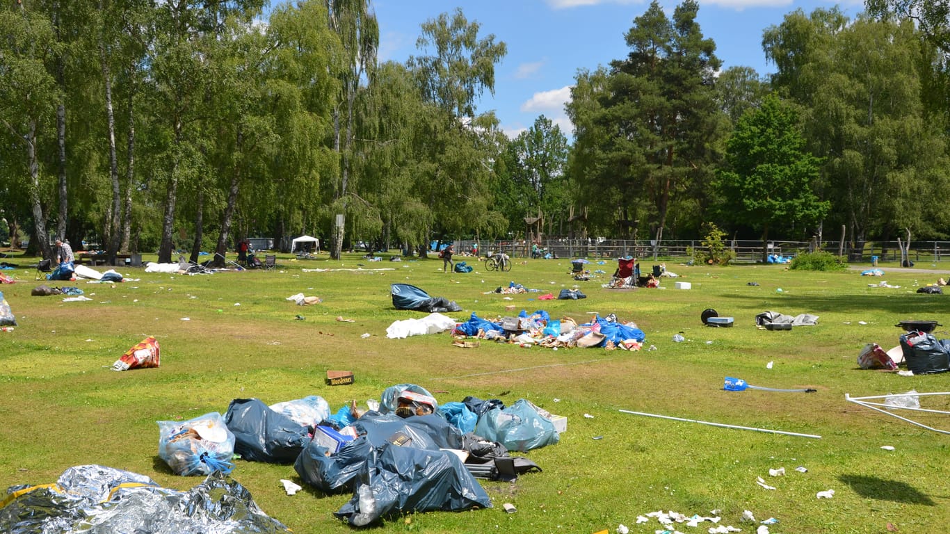 Das Festivalgelände gleicht am Montagnachmittag stellenweise einer Müllkippe.