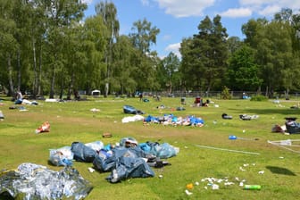 Das Festivalgelände gleicht am Montagnachmittag stellenweise einer Müllkippe.