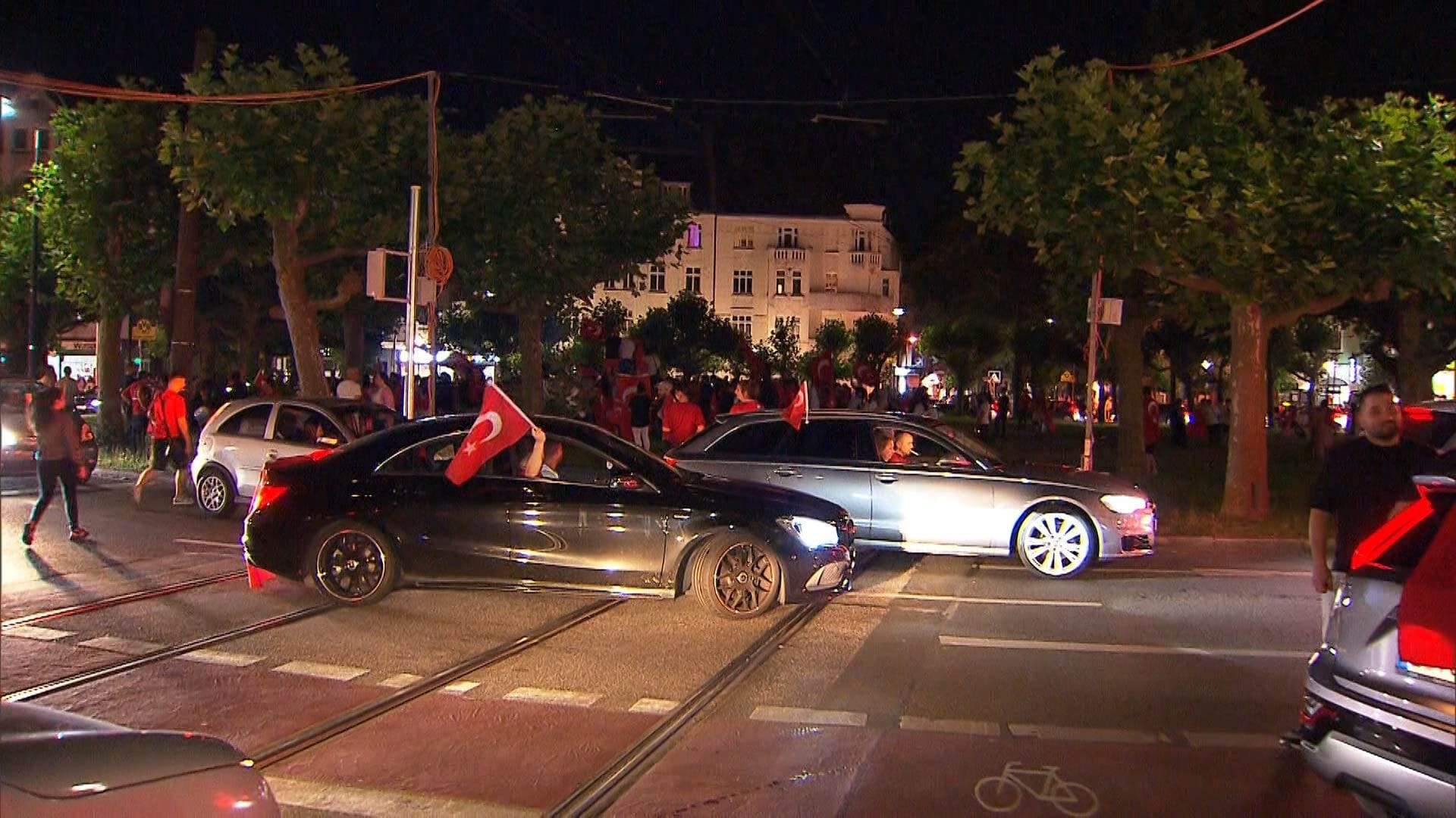 Autokorso am Borsigplatz (Foto): Die Türken feierten ihren Einzug ins Achtelfinale.