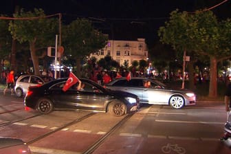 Autokorso am Borsigplatz (Foto): Die Türken feierten ihren Einzug ins Achtelfinale.