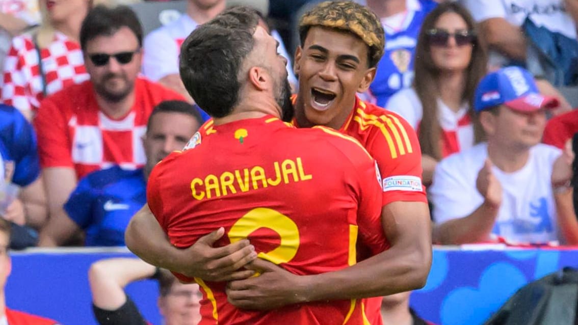 In Spiellaune: Torschütze Carvajal feiert mit Spaniens Top-Talent Yamal.