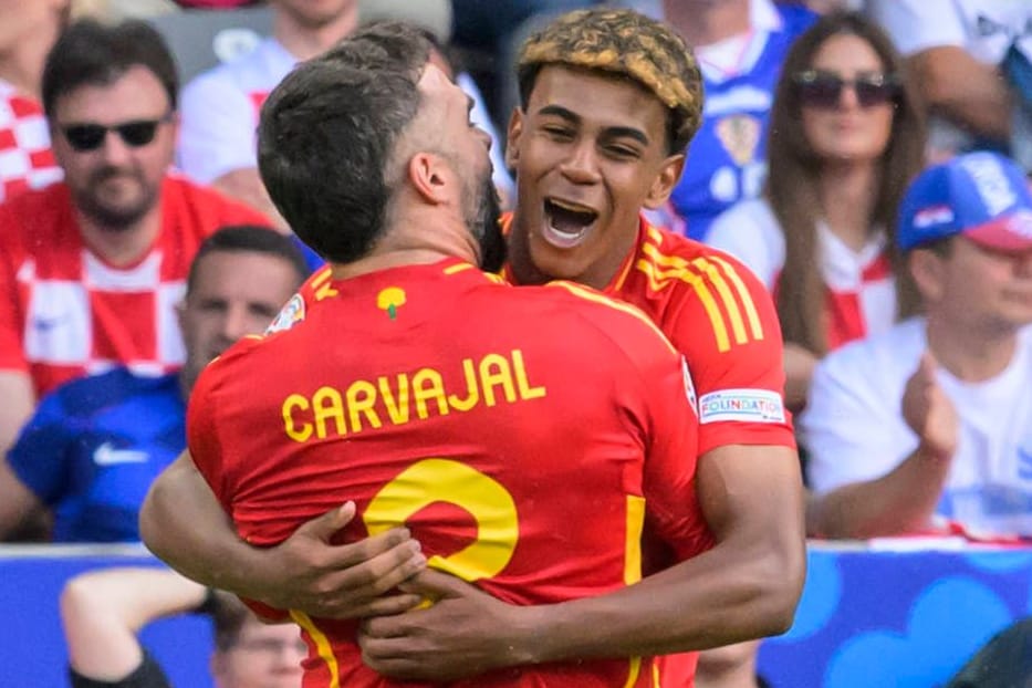 In Spiellaune: Torschütze Carvajal feiert mit Spaniens Top-Talent Yamal.