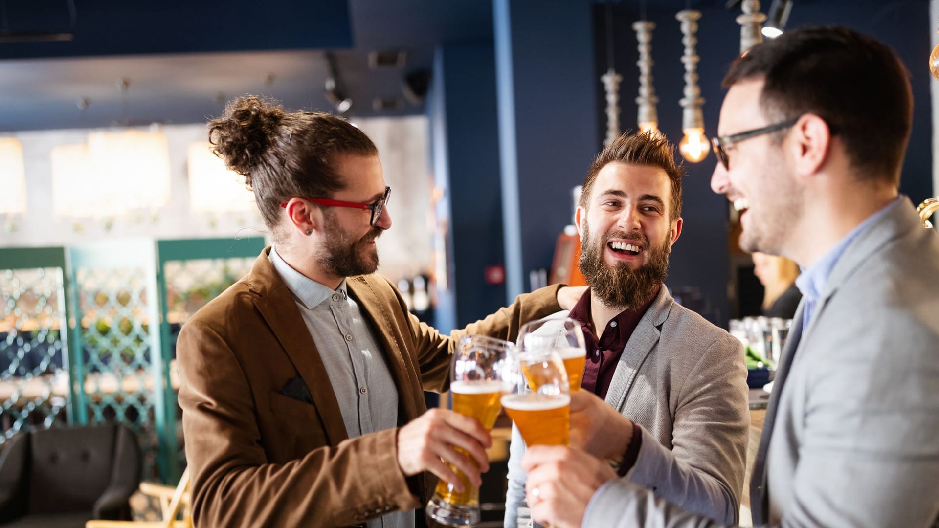 Kollegen trinken gemeinsam Bier