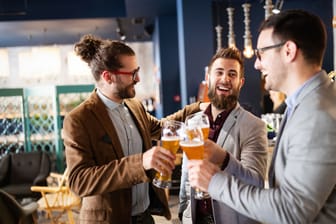 Kollegen trinken gemeinsam Bier