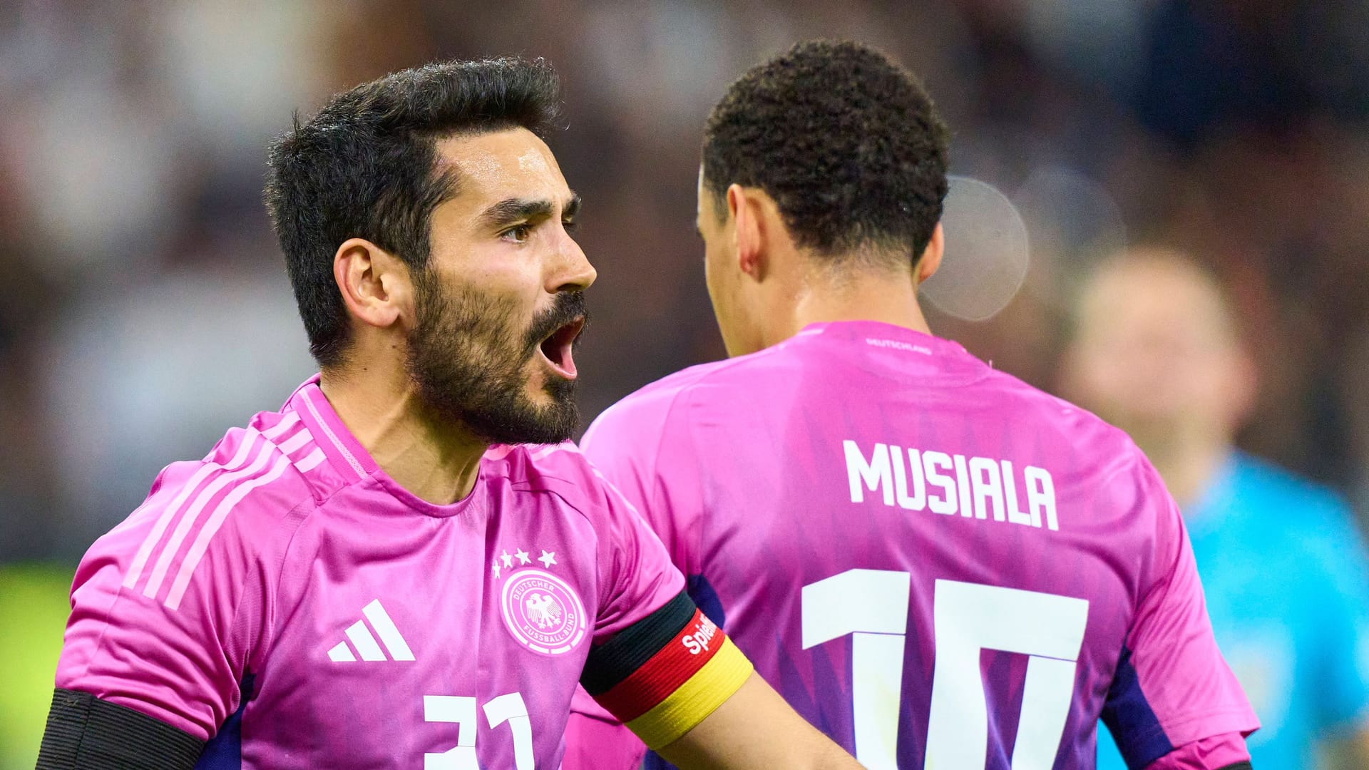 İlkay Gündoğan und Jamal Musiala im neuen Auswärtstrikot: Die DFB-Frauen laufen noch in Grün auf.