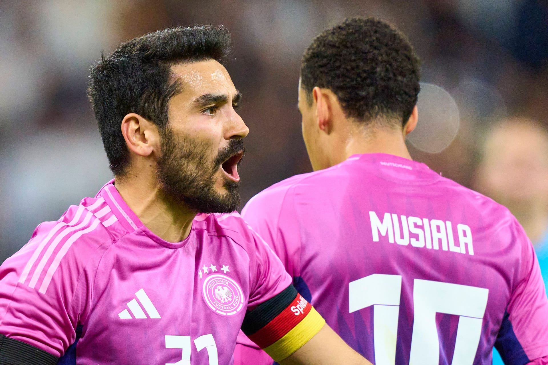 İlkay Gündoğan und Jamal Musiala im neuen Auswärtstrikot: Die DFB-Frauen laufen noch in Grün auf.