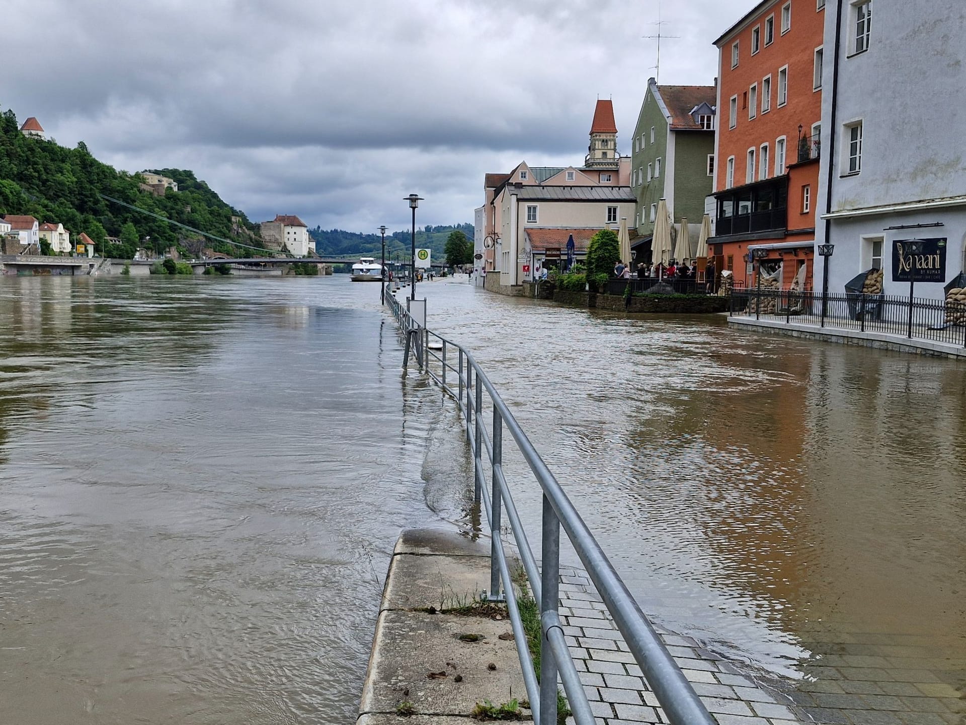 Eine Passauer Uferstraße an der Donau ist vom Hochwasser überschwemmt. Seit Sonntag steigt der Pegelstand beständig.