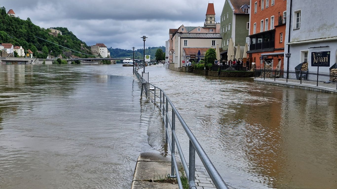 Eine Passauer Uferstraße an der Donau ist vom Hochwasser überschwemmt. Seit Sonntag steigt der Pegelstand beständig.