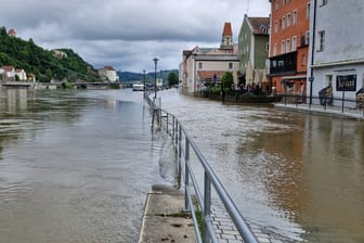 Eine Passauer Uferstraße an der Donau ist vom Hochwasser überschwemmt. Seit Sonntag steigt der Pegelstand beständig.