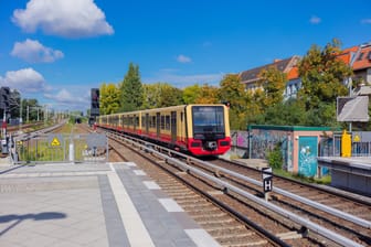 S-Bahn fährt am Baumschulenweg ein (Archivbild): Hier kam es zu einer Schlägerei zwischen mehreren Personen.