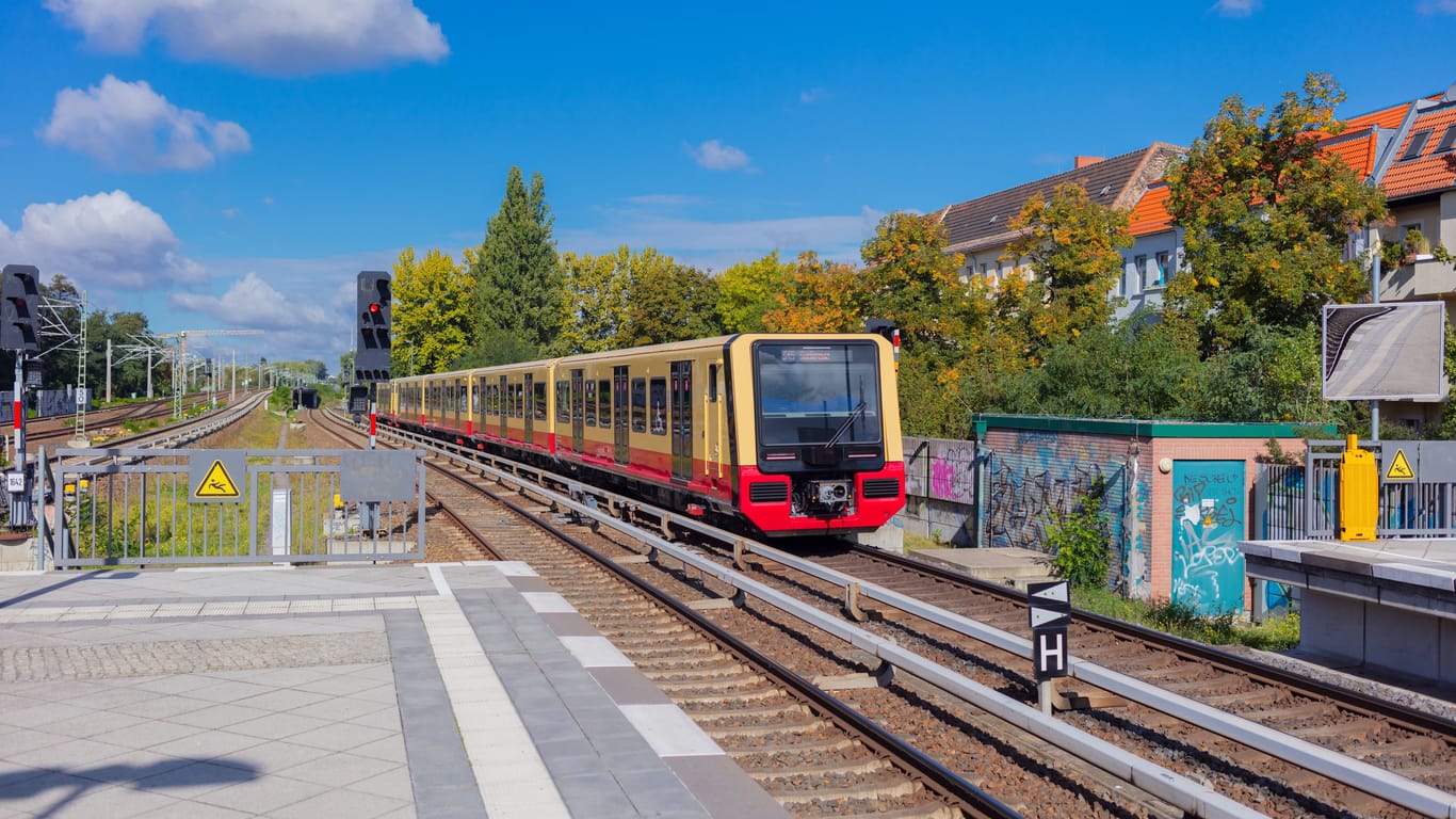 S-Bahn fährt am Baumschulenweg ein (Archivbild): Hier kam es zu einer Schlägerei zwischen mehreren Personen.