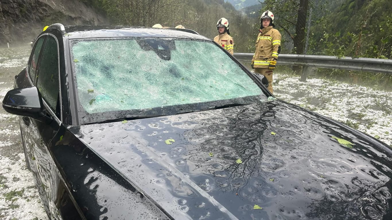 Extremwetter in Tirol: 30 Autos mussten nach Hagelschauer abgeschleppt werden.