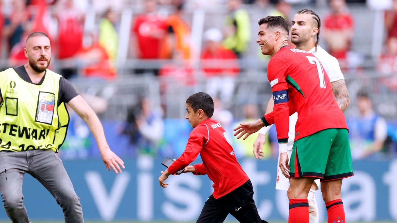 Ein Ordner, der 10-jährige Berat und Cristiano Ronaldo (v.l.n.r.): Die Uefa zeigte die Szene nicht in der Übertragung.