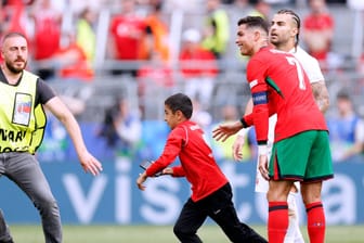 Ein Ordner, der 10-jährige Berat und Cristiano Ronaldo (v.l.n.r.): Die Uefa zeigte die Szene nicht in der Übertragung.