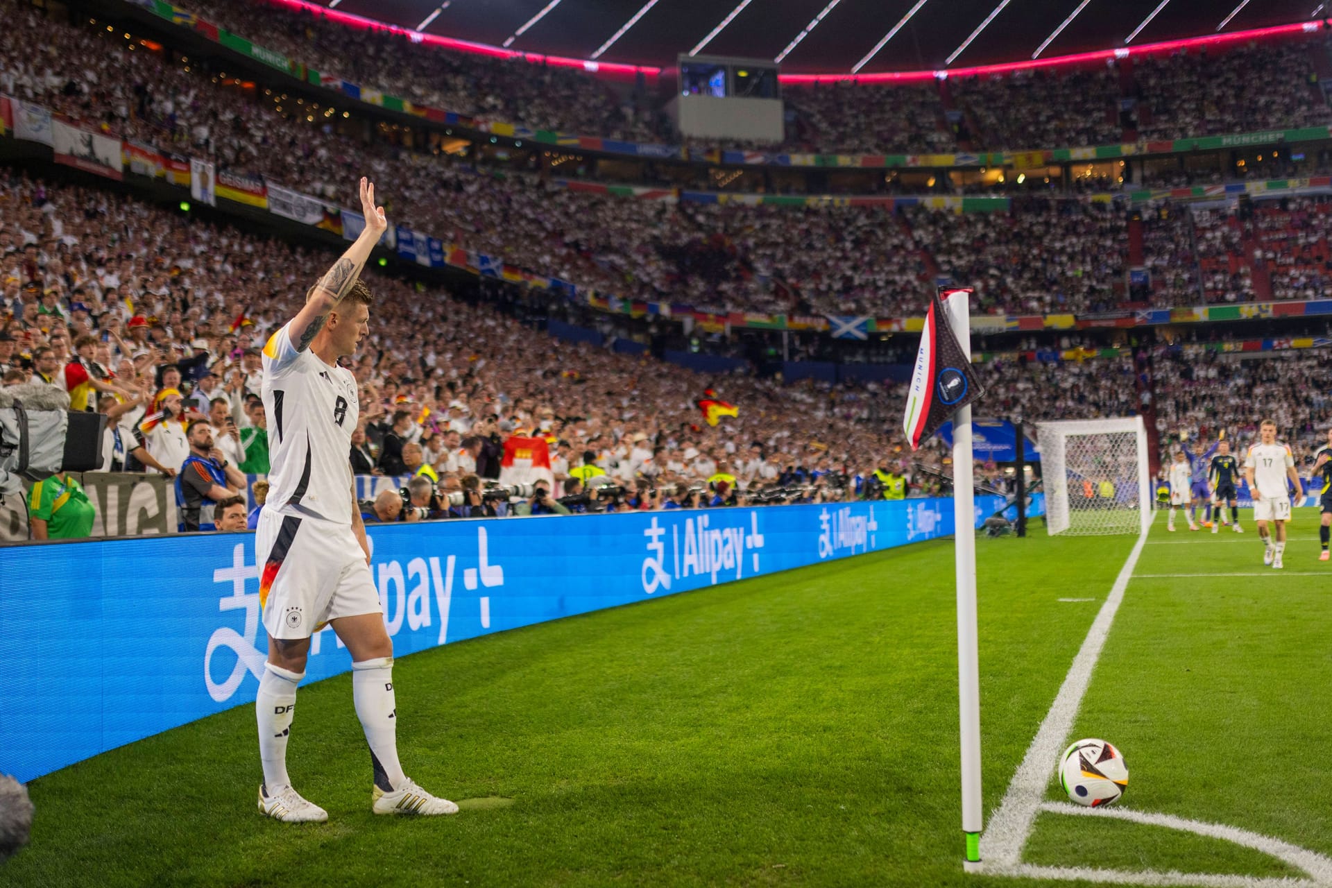 Toni Kroos vor einer Werbebande: Im Stadion wird andere TV-Werbung als im Fernsehen ausgespielt.