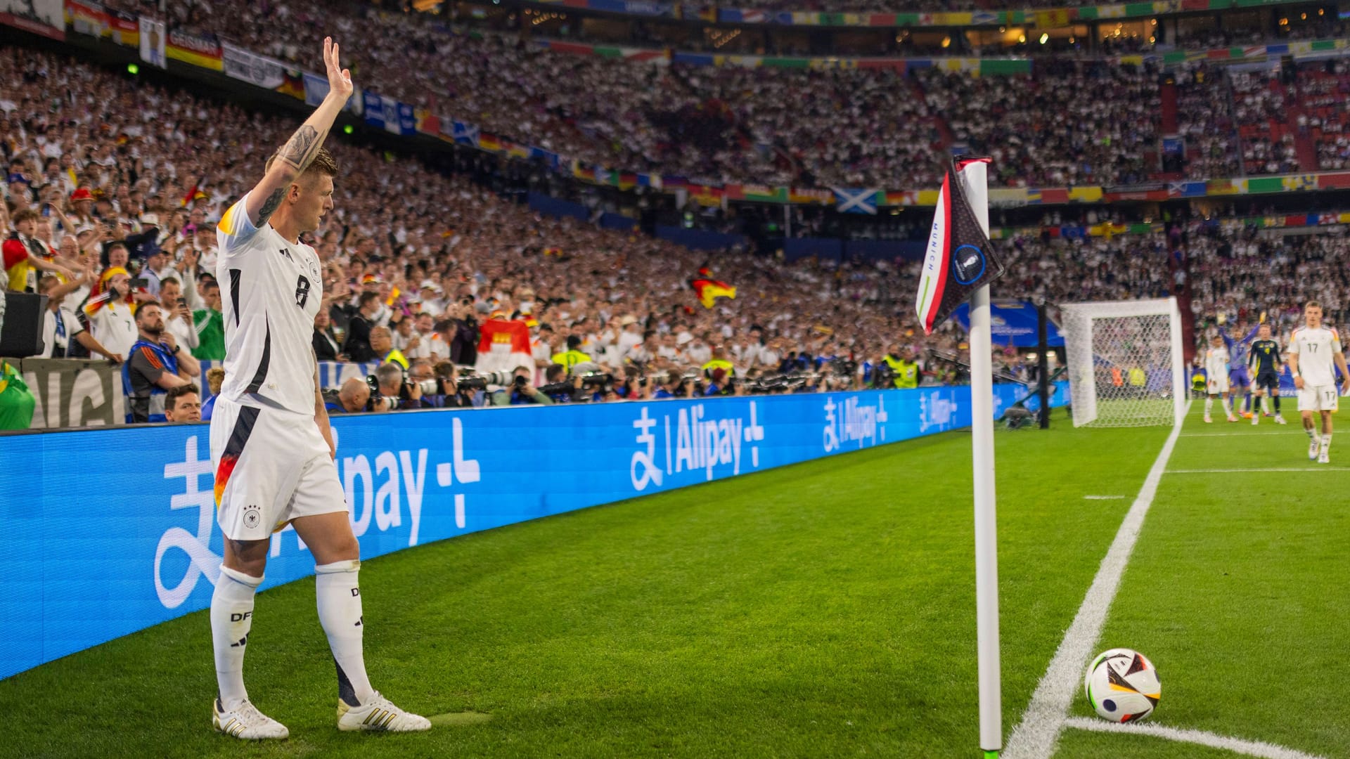 Toni Kroos vor einer Werbebande: Im Stadion wird andere TV-Werbung als im Fernsehen ausgespielt.