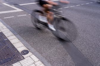 Radfahrer in Hamburg (Archivbild): In Eimsbüttel befindet sich die "schlimmste Kreuzung" Hamburgs.