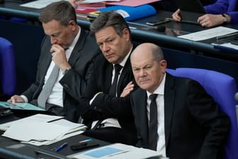 Lindner, Habeck und Scholz (v. l. n. r.) im Bundestag: Ihre Uneinigkeiten führen zu viel Kritik.