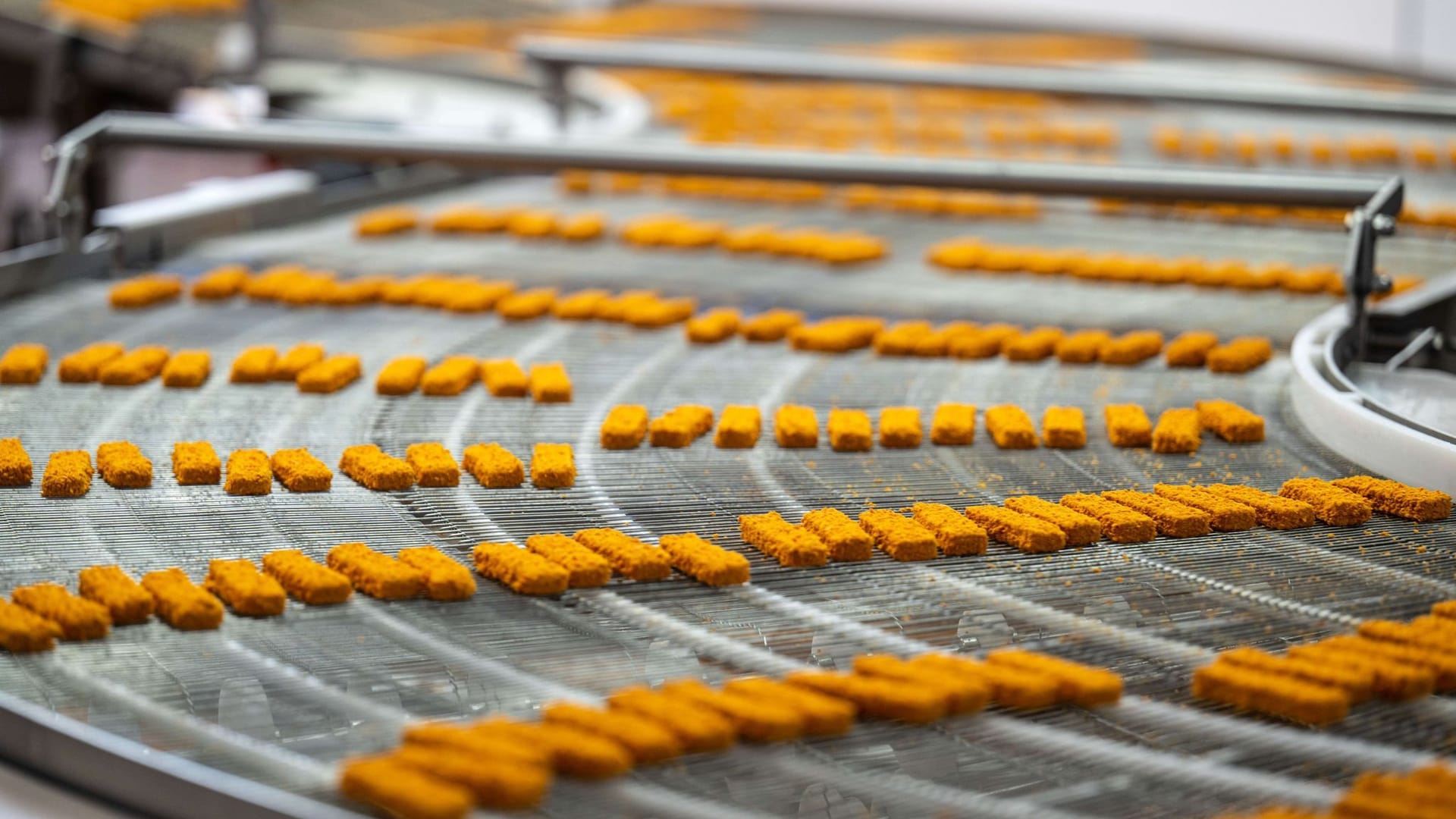 Fischstäbchen-Produktion in Bremerhaven: Am Dienstag stehen die Bänder still. Fischstäbchen-Produktion in Bremerhaven: Am Dienstag stehen die Bänder still.