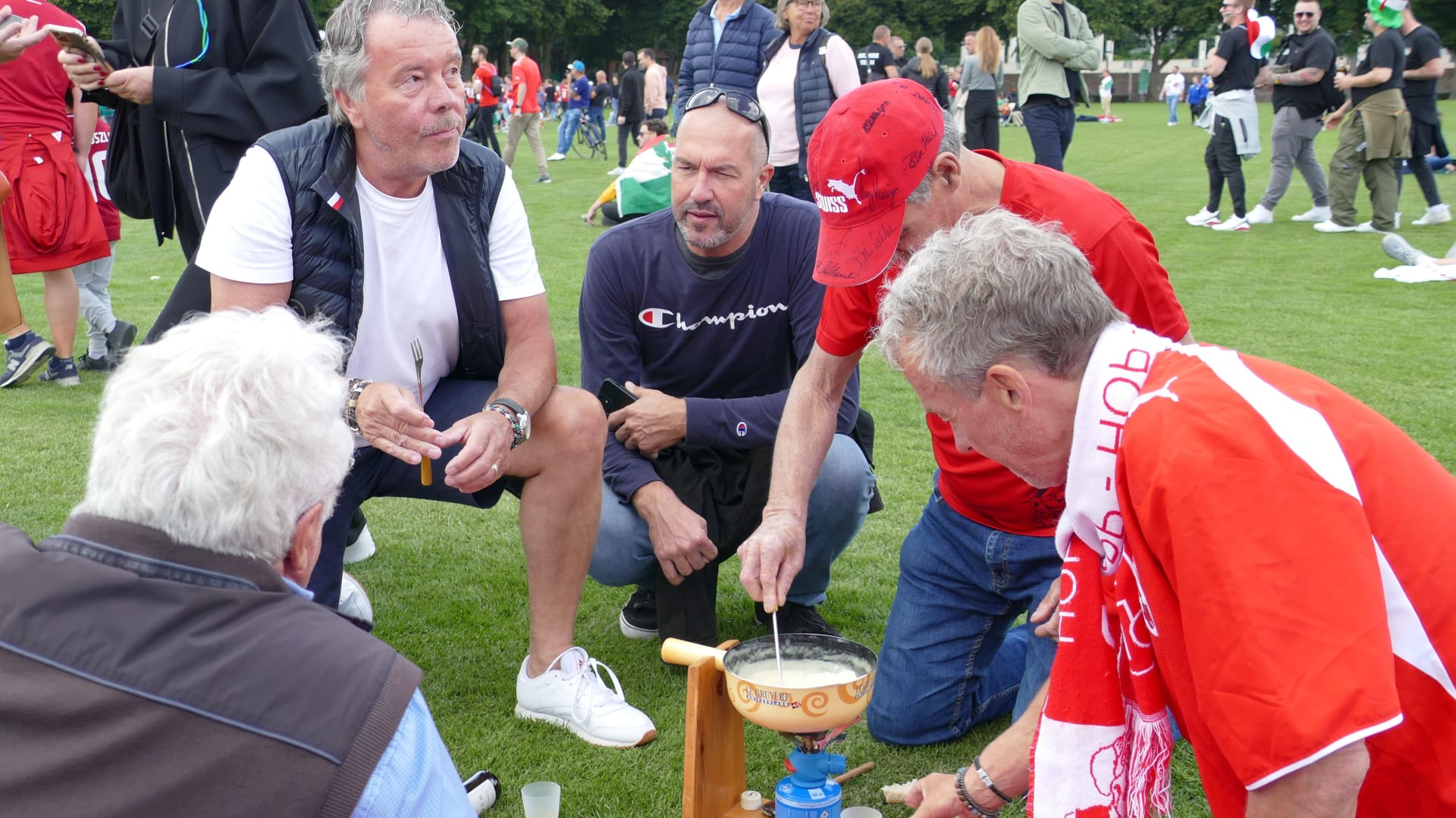 Kleine Stärkung vor dem Anpfiff: Eine Gruppe Schweizer macht Käsefondue.