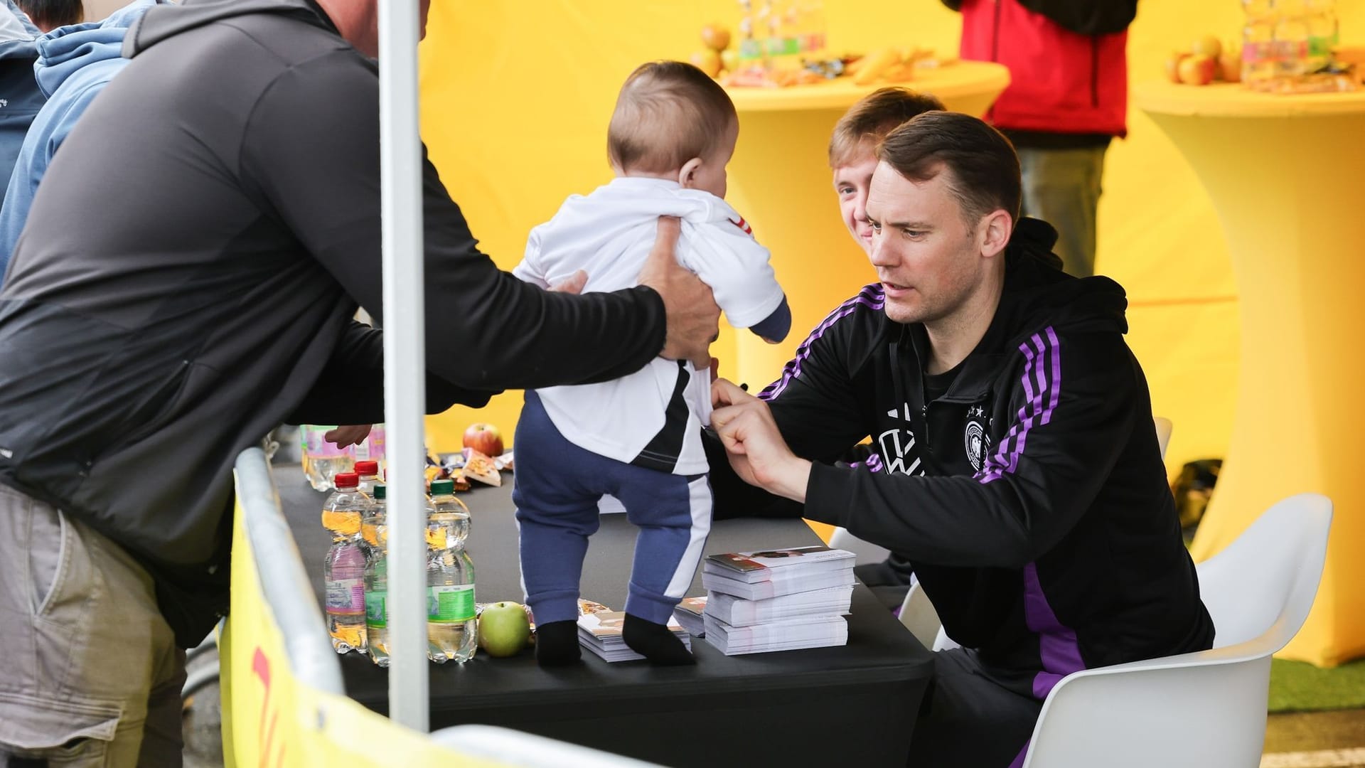 Manuel Neuer (r.)