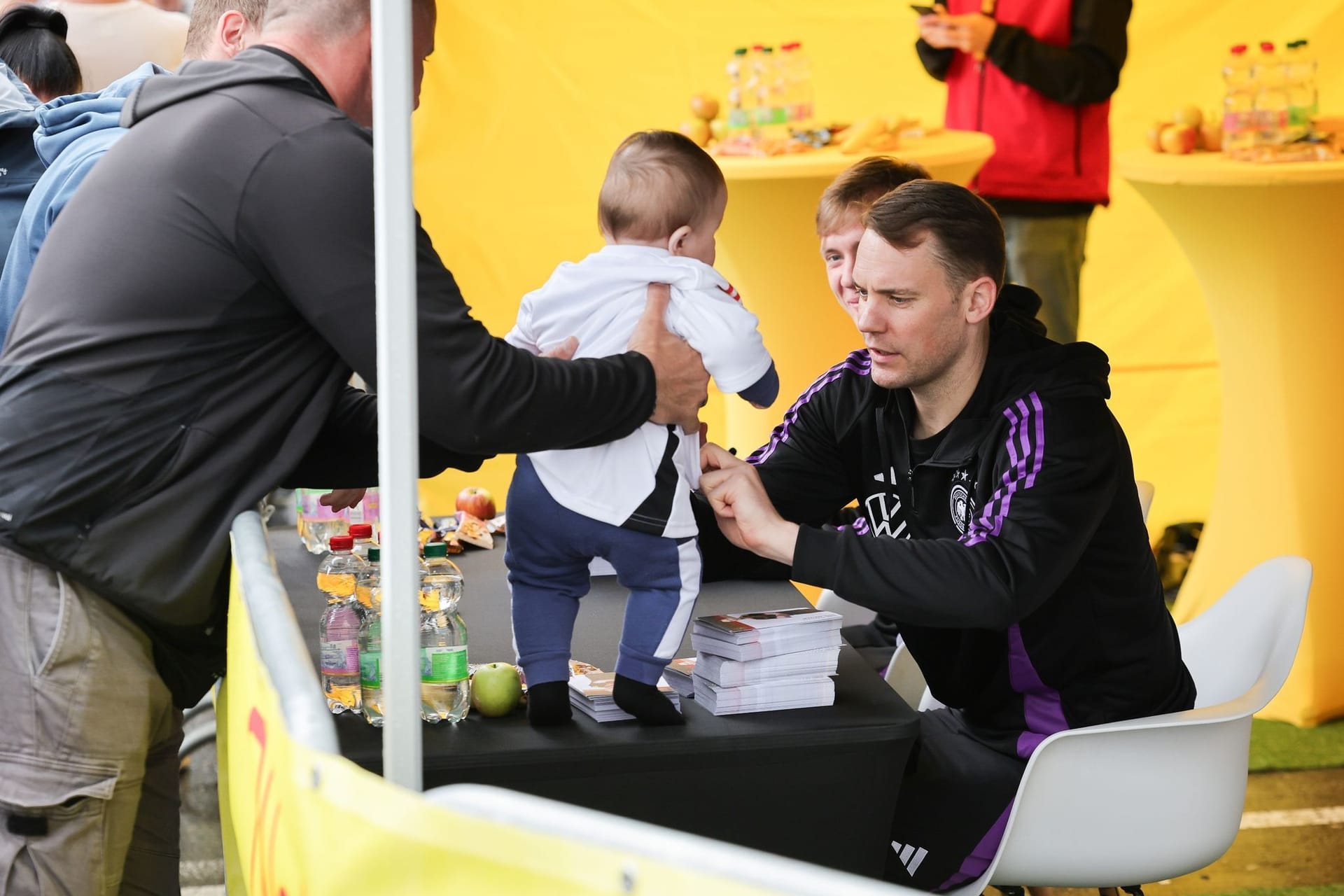 Manuel Neuer (r.)