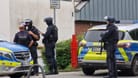 Nordrhein-Westfalen, Hagen: Polizeikräfte an einem der Tatorte an denen Menschen am Samstag durch Schüsse verletzt wurden.
