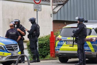 Nordrhein-Westfalen, Hagen: Polizeikräfte an einem der Tatorte an denen Menschen am Samstag durch Schüsse verletzt wurden.