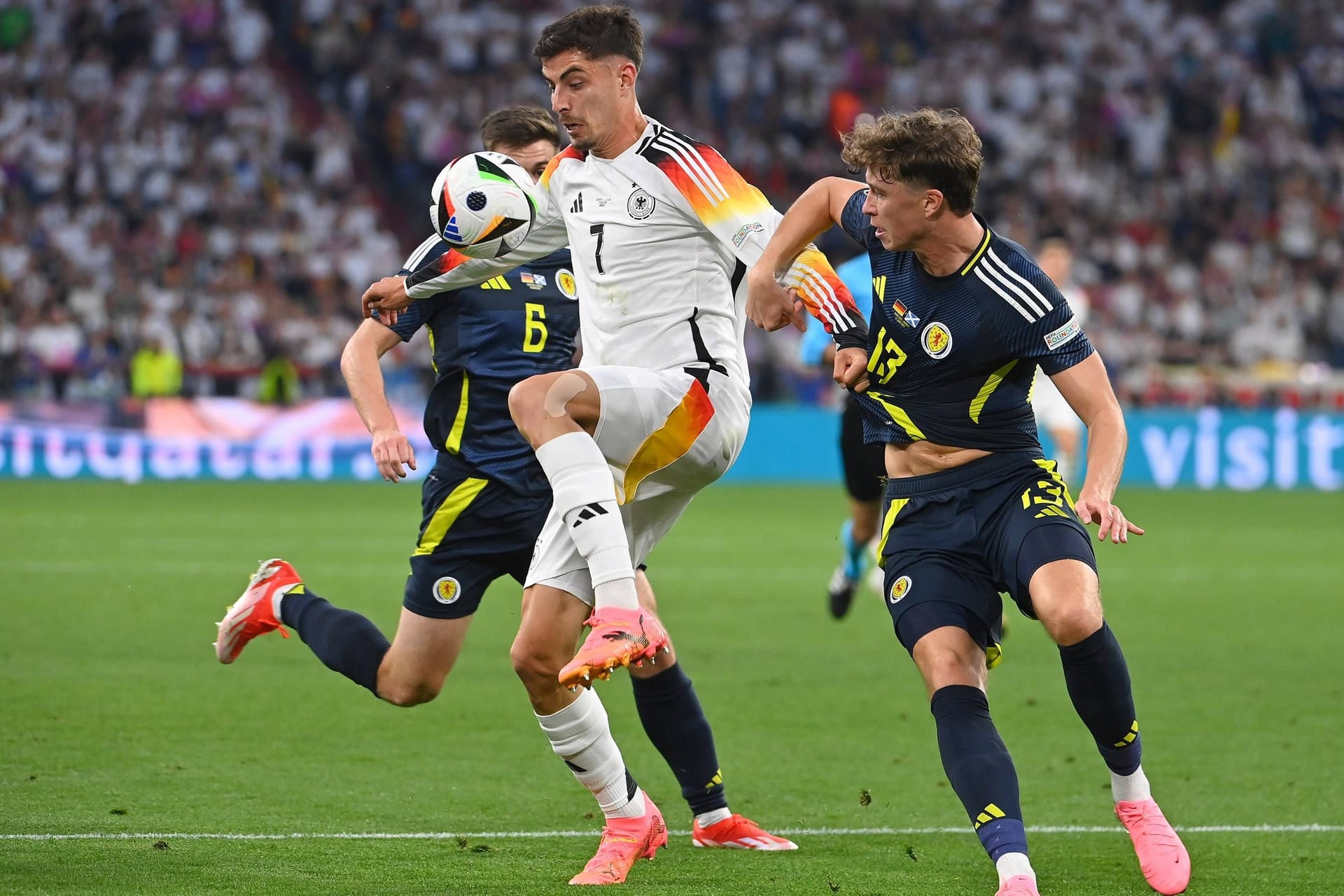 Kai Havertz (bis 63.): Wie gewohnt als einziger Neuner mit einem komplizierten Stand im Zentrum, versuchte sich für mehr Ballbeteiligungen auch immer weiter außen. Lief sich gut frei und zeigte vor dem 2:0 seine tolle Übersicht, als er Musiala in Szene setzte (19.). Sein Freistoß aus 17 Metern in zentraler Position war kein Problem für Keeper Angus Gunn. (28.). Durfte den Elfmeter zum 3:0 ausführen (45.+1), den er sicher verwandelte. Hatte nach einer guten Stunde Feierabend. Note 2