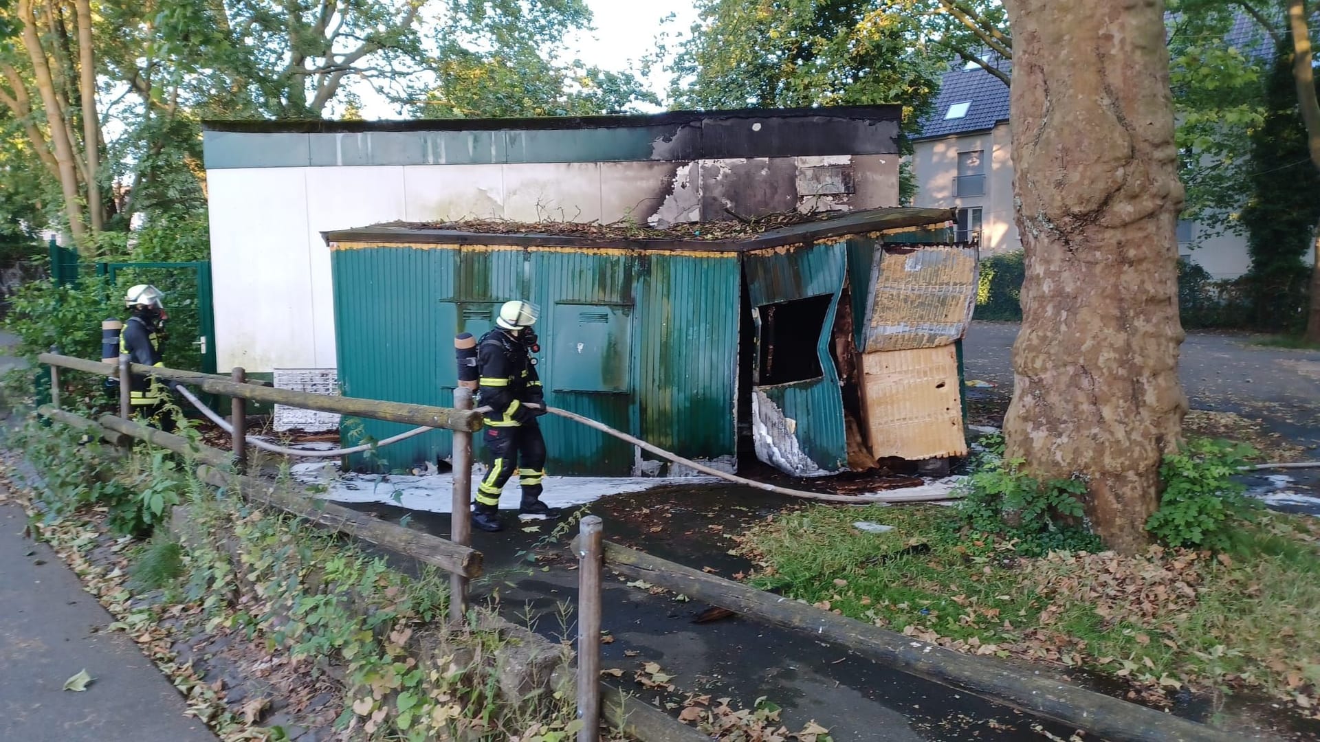 Feuerwehrleute löschen den Container: Das provisorisch hergerichtete Wahllokal ist am Sonntag komplett ausgebrannt.