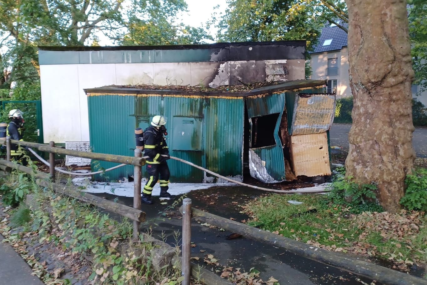 Feuerwehrleute löschen den Container: Das provisorisch hergerichtete Wahllokal ist am Sonntag komplett ausgebrannt.