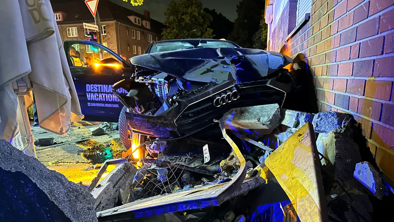 Unfallwrack in Dulsberg: Wieso die drei Insassen des Autos flüchteten, ist unbekannt.