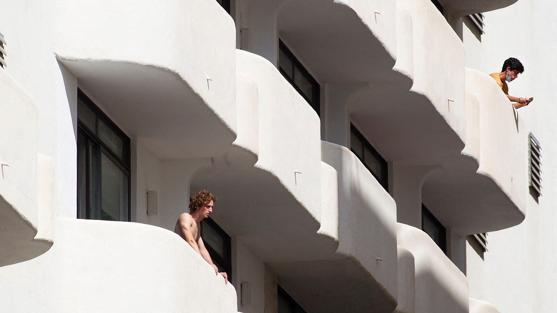 Junge Männer stehen auf Hotel-Balkonen auf Mallorca (Archvbild): Das Klettern auf Balkone führt auf Mallorca zu Todesfällen.