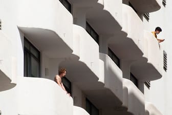 Junge Männer stehen auf Hotel-Balkonen auf Mallorca (Archvbild): Das Klettern auf Balkone führt auf Mallorca zu Todesfällen.