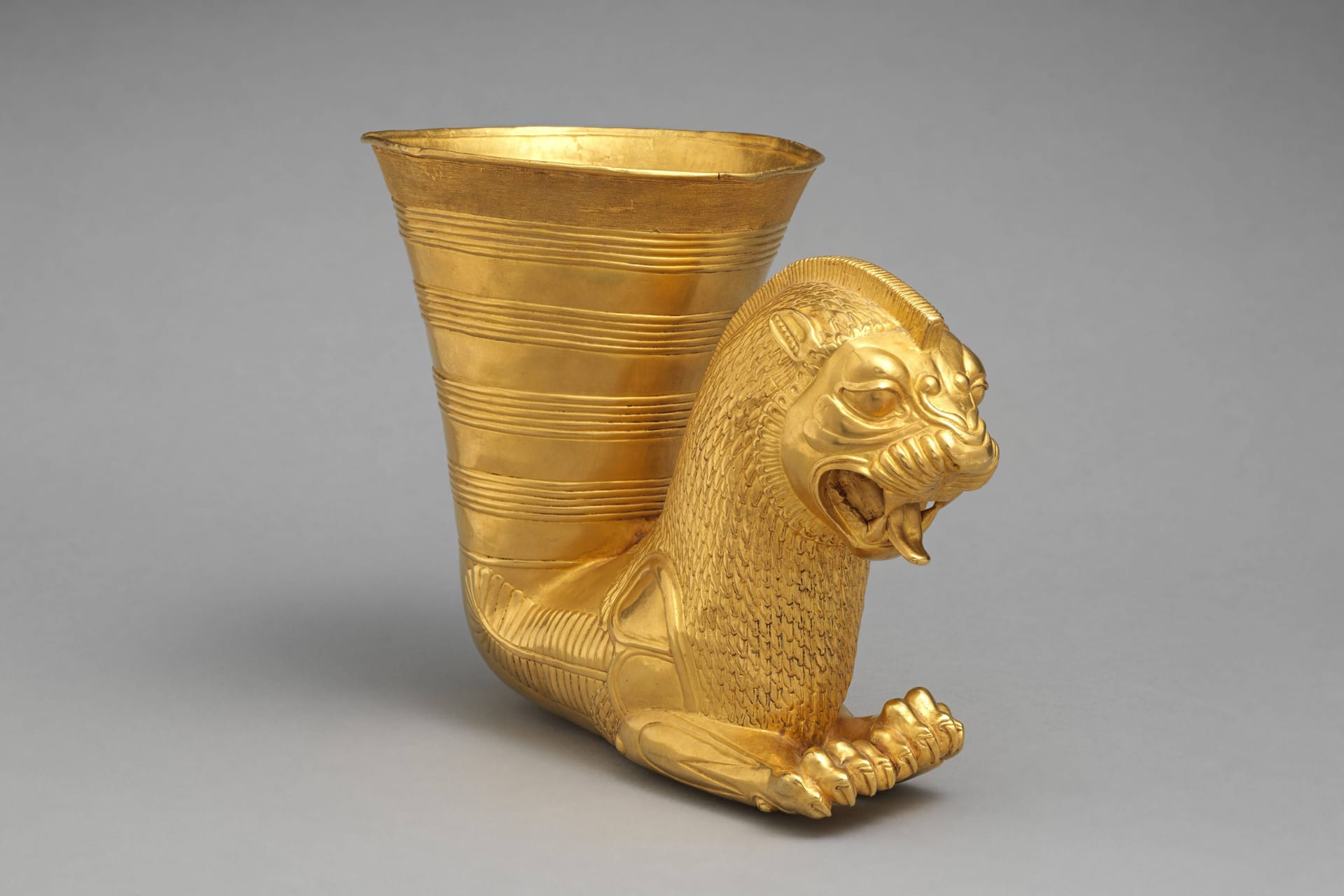 Ein hornförmiges Gefäß aus Gold, das in einem Tierkopf endet (Symbolbild): Ein ähnliches Trinkhorn boten die Rentner dem Museum an.