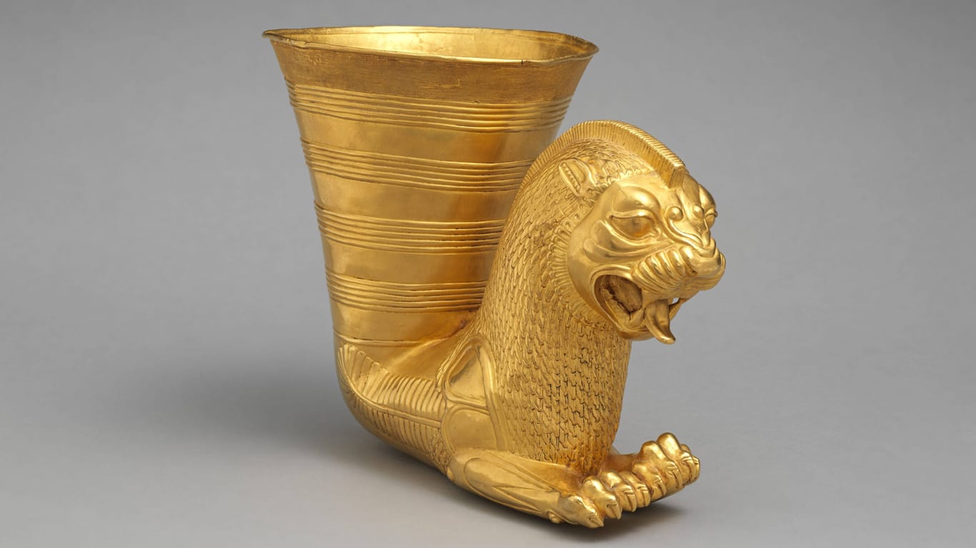 Ein hornförmiges Gefäß aus Gold, das in einem Tierkopf endet (Symbolbild): Ein ähnliches Trinkhorn boten die Rentner dem Museum an.
