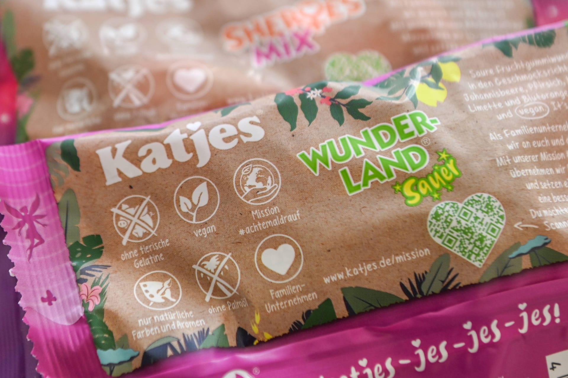 Gummibärchen-Packung der Firma Katjes: Hinter dem Herz-QR-Code steht, dass Katjes nicht klimaneutral produziert, sondern nur Emissionen ausgleicht.