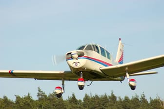 Ein Motorsegelflieger beim Start (Symbolbild).