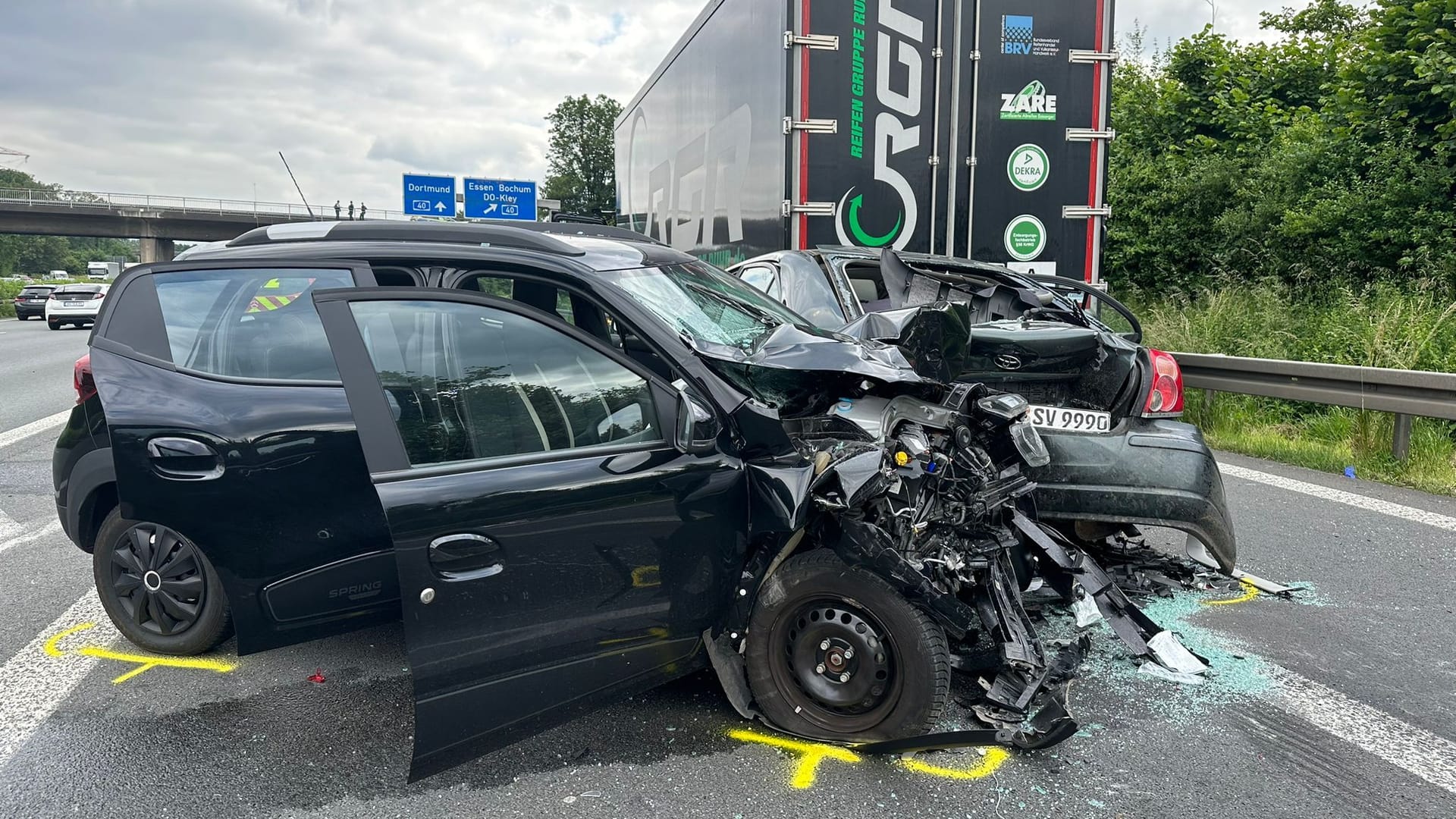 Schwerer Unfall auf der A45: Zwei Pkw und ein Lkw sollen in das Unglück verwickelt gewesen sein.