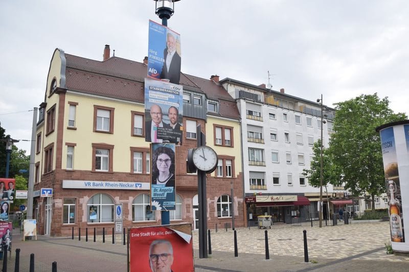 Wahlplakate verschiedener Parteien (Symbolbild): Auf einen Kommunalpolitiker der AfD hat es einen Angriff gegeben.