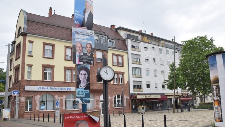 Wahlplakate verschiedener Parteien (Symbolbild): Auf einen Kommunalpolitiker der AfD hat es einen Angriff gegeben.