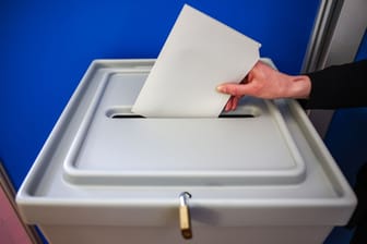 Eine Frau wirft einen Stimmzettel in eine Wahlurne: Auch in der Hansestadt werden die Bürger zum Wählen aufgerufen.