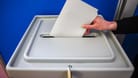 Eine Frau wirft einen Stimmzettel in eine Wahlurne: Auch in der Hansestadt werden die Bürger zum Wählen aufgerufen.