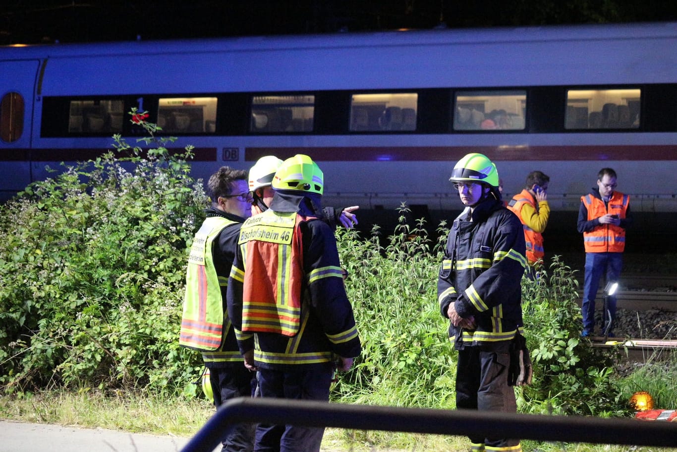 Feuerwehrbeamte vor dem liegengebliebenen ICE: Sie evakuierten den Zug.